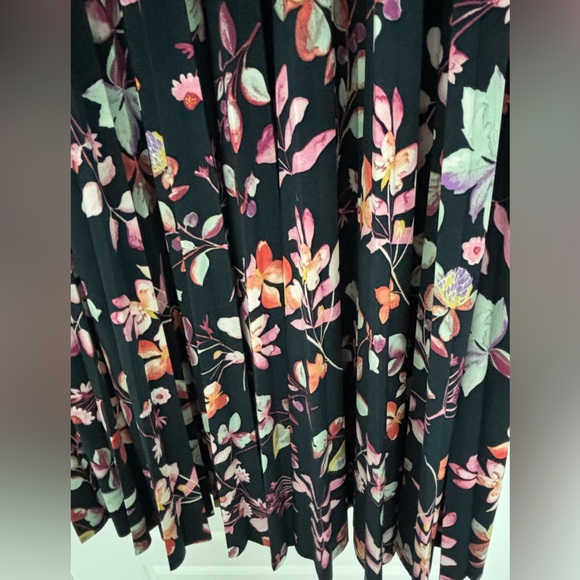 Maggy London Floral V-Neck Pleated Maxi Dress Size 10 - Picture 3 of 4